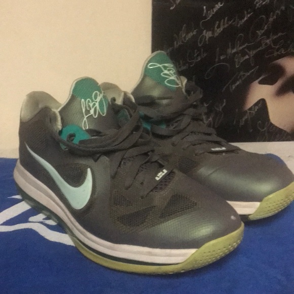 I’m selling a pair of comfortable Nike low tops still in good condition - Picture 1 of 3